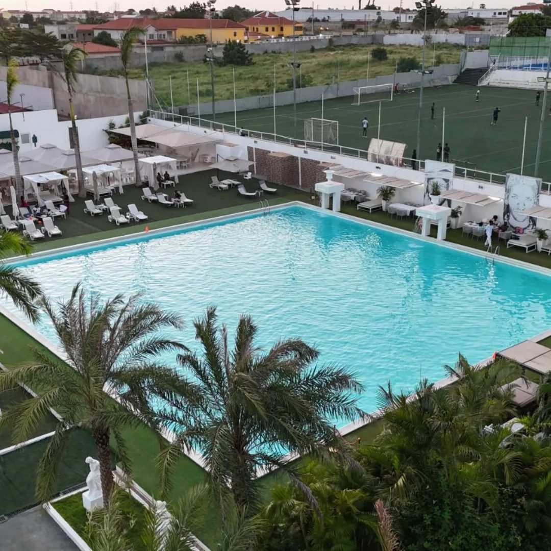 Decifer Sport Resort — piscina e campo